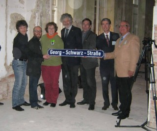 Bildinhalt: Pressegespräch Georg-SchwarzStraße 15. November 2010 |