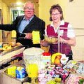 Neue K&uuml;che im Diakonissenkrankenhaus | Hans-Christoph Runne, Petra M�ller mit mobilem Fr�hst�cksb�fett. Foto: Andr� Kempner  