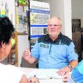 B&uuml;Po Dietmar W&ouml;tzel &uuml;ber sein Einsatzgebiet Leutzsch | B�rgerpolizist Dietmar W�tzel - Foto: Andre Kempner