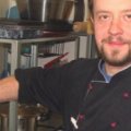 Tanners Interview mit Sven Klas: Zwischen Leipziger Honig, Kartoffelsuppe und Rockzipfel | Caf� Geggo: Sven Klas kocht in seiner K�che selbst. Bild: Volly Tanner
