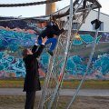Ortstermin mit dem Oberb&uuml;rgermeister zur Georg-Schwarz-Str. | Der OBM Burkhard Jung auf dem Spielplatz / Foto: Gunter Binsack
