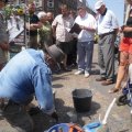 Stolpersteinsetzung f&uuml;r Erich K&ouml;hn in Leutzsch | Erich K�hn junior zitiert aus einem Brief, w�hrend der Steinsetzung / Foto: Enrico Engelhardt