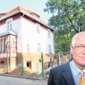 Arche startet im November - Diakonissenhaus verwandelt altes Pfarrhaus in eine Kindertagesst&auml;tte | Pfarrer Hans-Christoph Runne freut sich �ber den Baufortschritt / Foto: Andr� Kempner