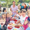 Pausenbrot macht Kinder stark. Sternekoch Christian Henze begeistert Sch&uuml;ler f&uuml;r gesunde Ern&auml;hrung | M�dchen und Jungen aus der 172. Grundschule haben mit dem Sternekoch  viel Spa� / Foto: A. Kempner 