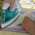 Lesung Lindenauer Taschentuchgeschichten, am 1. Dezember 2012 im kunZvonkaufungen | Taschent�cher werden mit Geschichten pr�pariert / Foto: Christina Wei�