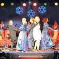 Ideenreiche Weihnachtsrevue | Coming home for Christmas - Weihnachtsrevue der Theaterfabrik /Foto: Wolfgang Zeyen