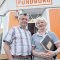 T&uuml;fteln erlaubt - Im "Fundbuero" erinnern sich Kleinunternehmer an die DDR-Zeit | Karin He�ler und Manfred Lange vor dem Fundbuero / Foto: A. Kempner