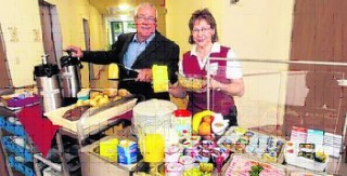 Bildinhalt: Neue Küche im Diakonissenkrankenhaus | Hans-Christoph Runne, Petra Müller mit mobilem Frühstücksbüfett. Foto: André Kempner  