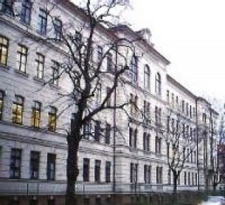 Stadt prüft Standorte für zusätzliche Schulen | Schule an der Uhlandstraße