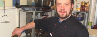 Tanners Interview mit Sven Klas: Zwischen Leipziger Honig, Kartoffelsuppe und Rockzipfel | Café Geggo: Sven Klas kocht in seiner Küche selbst. Bild: Volly Tanner