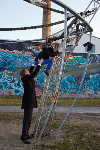 Ortstermin mit dem Oberbürgermeister zur Georg-Schwarz-Str. | Der OBM Burkhard Jung auf dem Spielplatz / Foto: Gunter Binsack