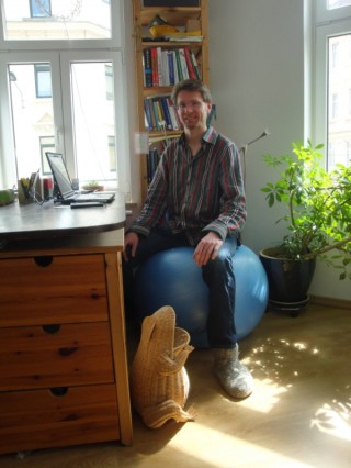 Doktorspielchen am PC - Der etwas andere Hausbesuch | Timo Ollech in seinem Arbeits- und Wohnraum / Foto: Susan Herling