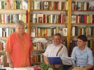 Friederike Raschke bringt Kultur in die Georg-Schwarz-Straße | Friederike Raschke bei ihrer Zugabe, mit den Musikern / Foto: Enrico Engelhardt