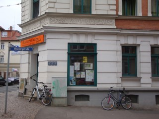 mitgestAlter laden am 11. Juni 2012 zum Stadtteilrundgang ein | Am Stadtteilladen Leutzsch geht der Rundgang los./  Foto: S. Herling