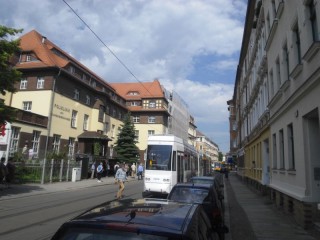 Falschparker legt Straßenbahnverkehr auf der Georg-Schwarz-Straße lahm | Am Diakonissenhaus kam es zu einem kleinen Straßenbahnstau / Foto: Enrico Engelhardt