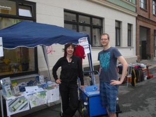 Verregneter WESTBESUCH - Magistralenmanagement hält dem Wetter stand | Haben noch gut lachen: Daniela Nuß und Enrico Engelhardt vor dem großen Regen / Foto: Monika Rohde