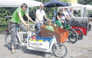 Lastenfahrräder in Connewitz präsentiert. Modellprojekt ausgeweitet / Fachgeschäft in Lindenau | Firmengründer Eric Poscher (links) berät über Lastenfahrräder / Foto: André Kempner 