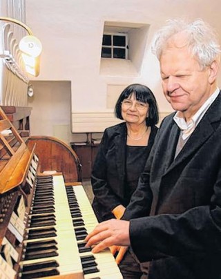 Bildinhalt:  Improvisationen mit Holm Vogel  - Organist setzt Leutzscher Sommerkonzerte fort  | Holm Vogel mit seiner Frau Christiane / Foto: André Kempner