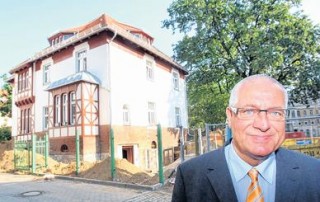 Arche startet im November - Diakonissenhaus verwandelt altes Pfarrhaus in eine Kindertagesstätte | Pfarrer Hans-Christoph Runne freut sich über den Baufortschritt / Foto: André Kempner