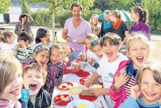 Pausenbrot macht Kinder stark. Sternekoch Christian Henze begeistert Schüler für gesunde Ernährung | Mädchen und Jungen aus der 172. Grundschule haben mit dem Sternekoch  viel Spaß / Foto: A. Kempner 