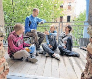 Bildinhalt: Wohnformen in Leipzig: Wie junge Familien und Studenten auf neuen Wegen zu Eigentum kommen | David Kreuer, Anselm Schelcher, Lisa Marie Wolf, Marie-Eve Cosin (von links)  / Foto: Chr. Nitsche