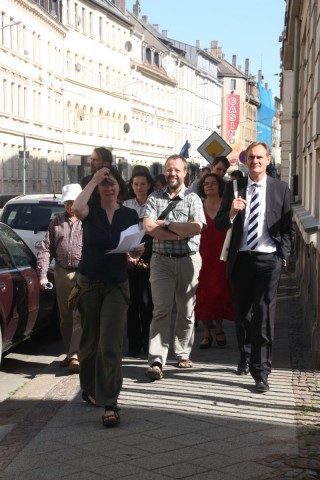 OBM-Wahl 2013: Amtsinhaber Burkhard Jung will Leipzig auf Wachstumskurs halten | Burkhard Jung im Mai 2012 beim Besuch der Georg-Schwarz-Straße / Foto: Roman Grabolle