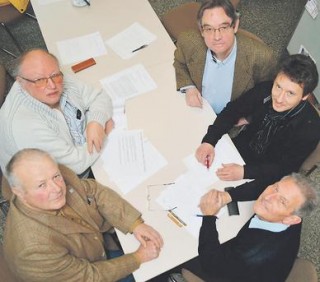 Bildinhalt: Denkwerkstatt geht neue Wege  | Mitglieder der Denkwerkstatt beim Treffen im Stadtteilladen Leutzsch / Foto: Bert Endruszeit 