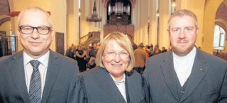 Bildinhalt: Segen für Umzug und Doppel-Spitze  | Pastor Frank Eibisch (rechts), Bischöfin Rosemarie Wenner, Hubertus Jaeger / Foto: André Kempner