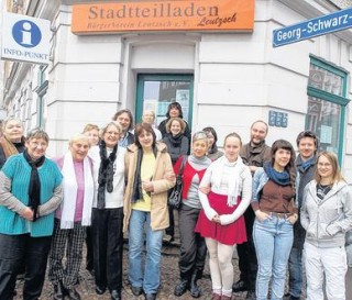 Mitgestalten statt stillhalten - Leutzscher Senioren engagieren sich  | Die mitgestAlter vor dem Stadtteilladen Leutzsch / Foto: André Kempner