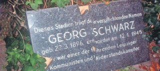 Die Rückkehr der Tafel  | Die Gedenktafel für Georg Schwarz wurde gerettet und nun instand gesetzt. / Foto: Richard Gauch