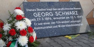 Leutzscher Fußball: Gedenktafel für Georg Schwarz wieder im Sportpark | Hinter der Haupttribüne, neben der Geschäftsstelle hat der Gedenkstein seinen Platz. Foto: G.Borriss