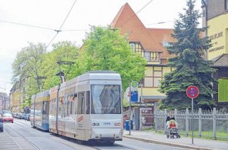 Gefahr für Aufschwung in Georg-Schwarz-Straße  | Die Haltestelle birgt Gefahren und keinen höhengleichen Zustieg zur Straßenbahn / Foto: W. Zeyen