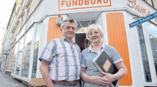 Tüfteln erlaubt - Im "Fundbuero" erinnern sich Kleinunternehmer an die DDR-Zeit | Karin Heßler und Manfred Lange vor dem Fundbuero / Foto: A. Kempner