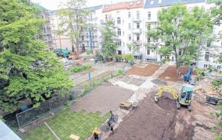 Erste Häuser im Brunnenviertel fertig | Der Gemeinschaftshof im ersten Karree wird mit Rollrasen begrünt. / Foto: André Kempner