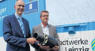  Fernwärme für Lindenau und Leutzsch | Stadtwerke-Geschäftsführer R. Otto(links) und S. Fischer( Baufirma Josef Pfaffinger)/ Foto: F. Theis