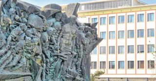 Aufbruch zum Unbequemen | Das Marx-Relief auf dem Campus Jahnallee, gehört zu den unbequemen Denkmalen./ Foto: Volkmar Heinz