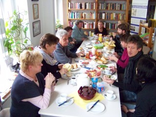 Leutzscher Bürgerfrühstück bringt Menschen zusammen | Unterhaltsames Miteinander beim Frühstück im Stadtteilladen / Foto: Enrico Engelhardt