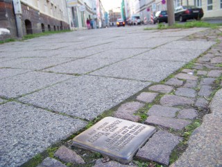 Gedenken an 09. November auch in der Georg-Schwarz-Straße - Mahnwache an Stolpersteinen | Mahnwache am Stolperstein für Georg Schwarz (GSS 24) am Samstag / Foto: Enrico Engelhardt