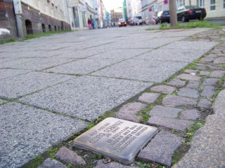 Gedenken an 09. November auch in der Georg-Schwarz-Straße - Mahnwache an Stolpersteinen | Mahnwache am Stolperstein für Georg Schwarz (GSS 24) am Samstag / Foto: Enrico Engelhardt