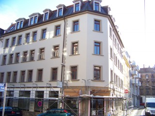 Neue Hausfassade am Eckhaus GSS / Erich-Köhn-Straße 65 sichtbar | Die neue Fassade Erich-Köhn-Straße 65 an der Ecke zur GSS / Foto: Enrico Engelhardt