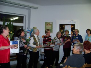 Bildinhalt: Kabarettpremiere  im Stadtteilladen Leutzsch begeisterte das Publikum  | Die 8 Damen des Seniorenkabaretts singen eine Zugabe / Foto: BV Leutzsch