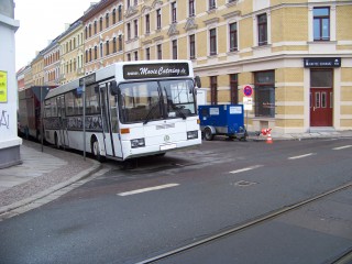 Kinoreife Georg-Schwarz-Straße | Auch Filmleute wollen versorgt werden, hier der Catering-Bus an der GSS / Foto: Enrico Engelhardt