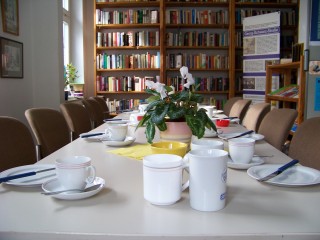 Zweites Bürgerfrühstück im Stadtteilladen Leutzsch, am 15. 01. 2014 | Die Tafel im Stadtteilladen Leutzsch soll am 15. 01. gut gefüllt sein / Foto: Enrico Engelhardt