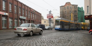 Fehlende Überwege in Leutzsch:G-Schwarz-Str bekommt neue Querungsmöglichkeiten - aber nicht vor 2015 | Die Georg-Schwarz-Straße am Einkaufszentrum Leutzsch Arkaden. / Foto: Ralf Julke