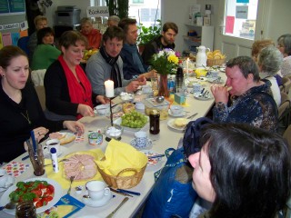 Zweites Leutzscher Bürgerfrühstück machte satt und zufrieden | Gute Stimmung beim 2. Leutzscher Bürgerfrühstück / Foto: Enrico Engelhardt