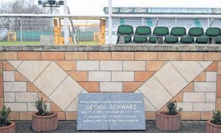 Georg Schwarz - bei Handballerinnen der BSG Chemie unvergessen  |  Gedenktafel für Georg Schwarz am Alfred-Kunze-Sportpark / Foto: André Kempner