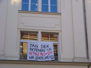 Außenstelle der Helmholtzschule in Leutzsch lädt zum Tag der offenen Tür ein, am 08. 02. 2014 | Ein Banner aus dem Schulfenster weist auf den Tag der offenen Tür hin / Foto: Enrico Engelhardt