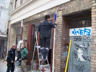 Autodidaktische Initiative bekommt neue Ladenfront | Bauarbeiter beim Ausbau der Ladenfront GSS 19 / Foto: Enrico Engelhardt