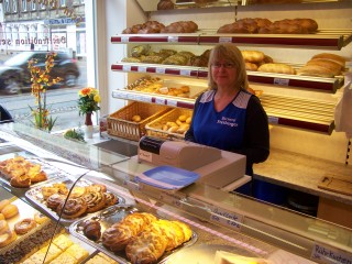 Fein-Bäckerei Freiberger ist neu in Leutzsch - Qualität seit 1797 | Frau Teichert verkauft frische Brötchen und leckeren Kuchen in Leutzsch / Foto: Enrico Engelhardt