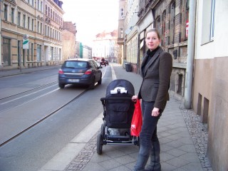 Bildinhalt: Verkehrs- und Tiefbauamt ruft Bürger zur Beteiligung an Magistralengestaltung auf    | Für eine Mutter mit Kinderwagen ist der Gehweg der GSS gerade breit genug / Foto: Enrico Engelhardt